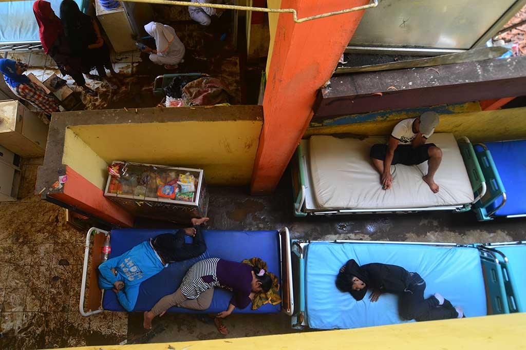 Pasien menjalani perawatan di selasar karena RSUD dr Slamet Garut juga terendam banjir. Banjir juga mengakibatkan peralatan perlengkapan RSUD rusak dan sebagian pasien dipindahkan ke RS Guntur.