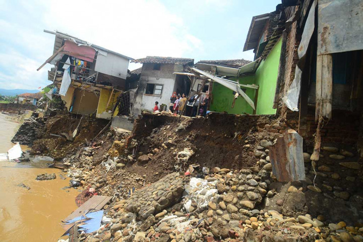 Beberapa rumah nyarus roboh tergerus aliran air di Kampung Cimadan, Tarogong. 