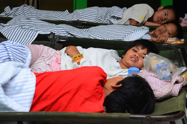 Anak-anak korban banjir beristirahat di Posko pengungsian Korem 062/Tarumanagara, Garut.