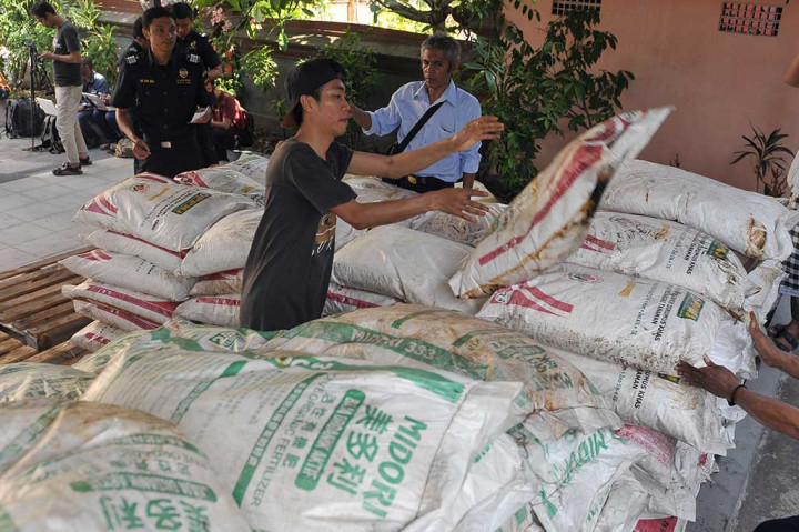 Bahan kimia tersebut diduga berasal dari Malaysia yang akan dibawa ke kawasan timur Indonesia.