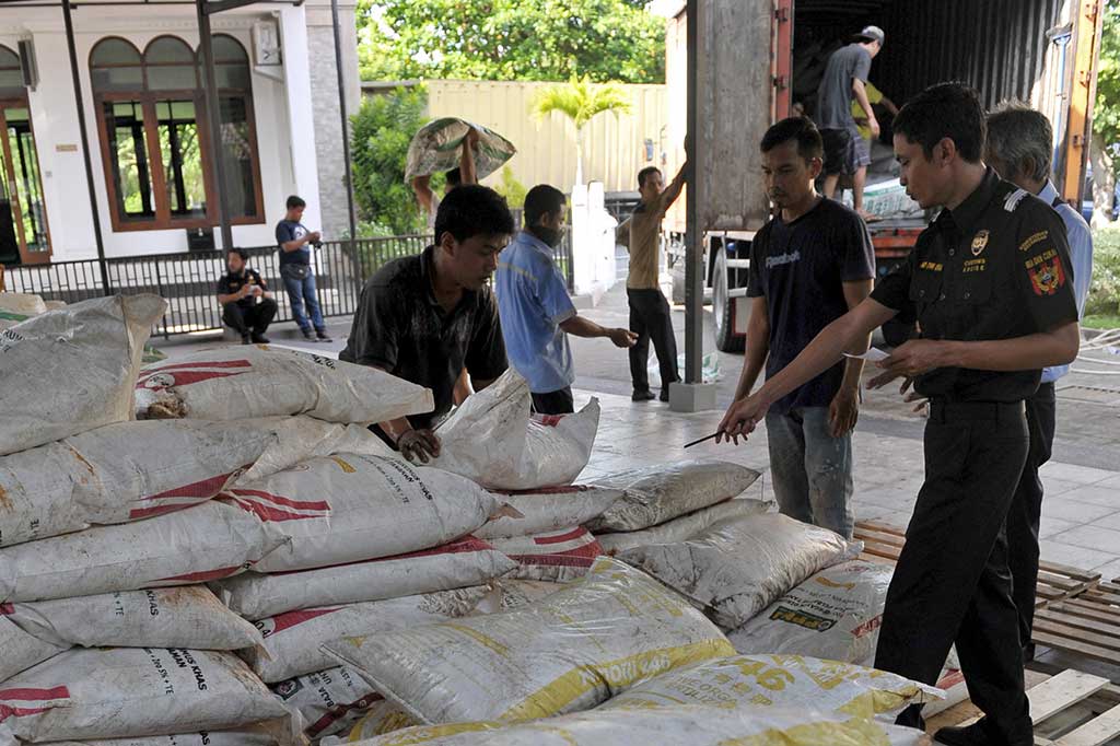 Petugas Bea Cukai mengawasi pekerja mengumpulkan barang bukti zat kimia amonium nitrat di Kantor Wilayah Dirjen Bea Cukai Bali NTB NTT di Denpasar, Bali, Kamis (22/9/2016).