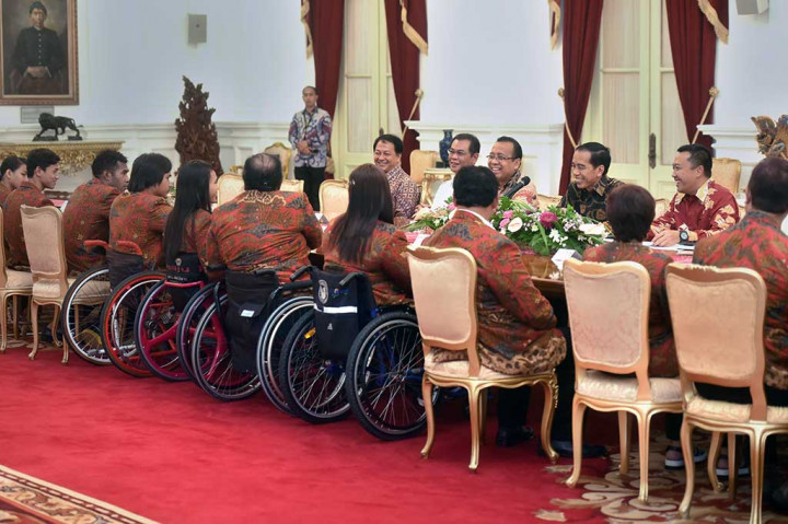 Presiden Joko Widodo (kedua kanan) didampingi Menpora Imam Nahrawi (kanan), Mensesneg Pratikno (ketiga kanan) berdialog dengan ontingen Paralimpiade Rio De Jainero Brasil di Istana Merdeka, Jakarta, Kamis (22/9/2016).