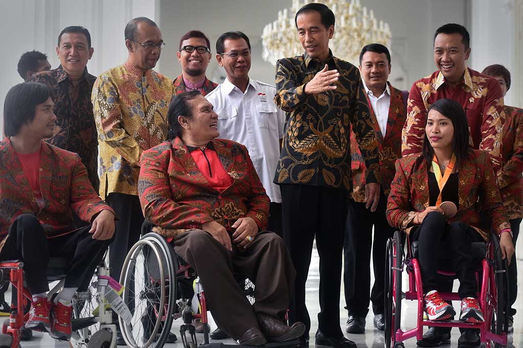 Presiden didampingi Menpora berdialog dengan Ketua Umum Badan Pembina Olahraga Cacat (BPOC) Sonny F Marbun (kedua kiri depan) serta peraih medali perunggu cabang angkat berat Ni Nengah Widiasih (kanan depan), dan atlet renang Agus Ngaimin (kiri depan). 