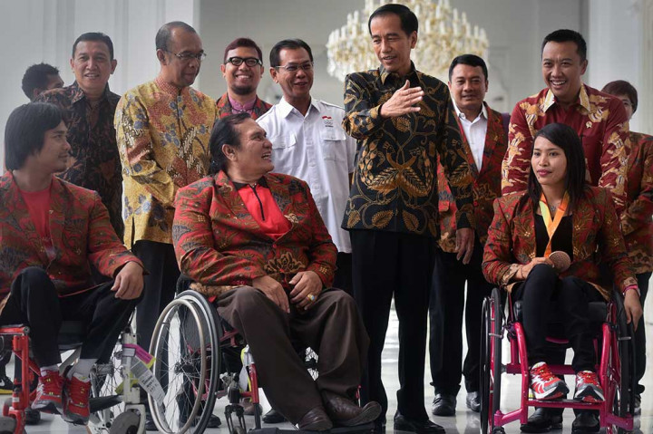 Presiden didampingi Menpora berdialog dengan Ketua Umum Badan Pembina Olahraga Cacat (BPOC) Sonny F Marbun (kedua kiri depan) serta peraih medali perunggu cabang angkat berat Ni Nengah Widiasih (kanan depan), dan atlet renang Agus Ngaimin (kiri depan). 