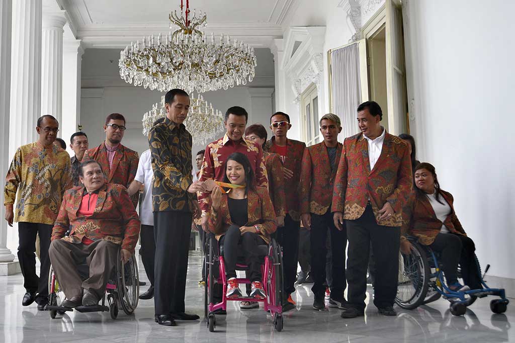 Presiden didampingi Menpora berdialog dengan Ni Nengah Widiasih.