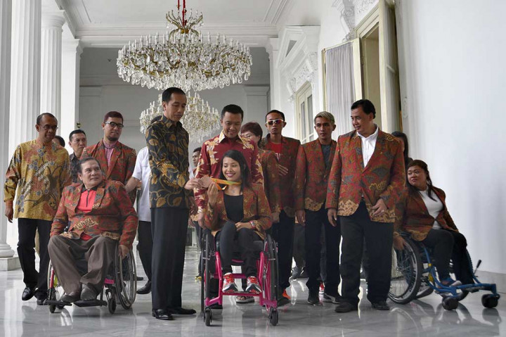 Presiden didampingi Menpora berdialog dengan Ni Nengah Widiasih.