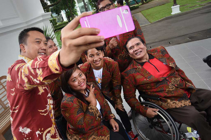 Menpora berswafoto bersama Sonny F Marbun serta beberapa atlet Paralimpiade Rio De Jainero Brasil seusai bertemu Presiden.