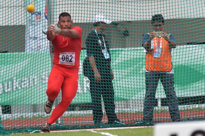 Ardiansah Apandi beraksi pada nomor lomba Lontar Martil Putra PON XIX di Stadion Pakansari, Cibinong, Bogor, Jawa Barat, Kamis (22/9/2016).