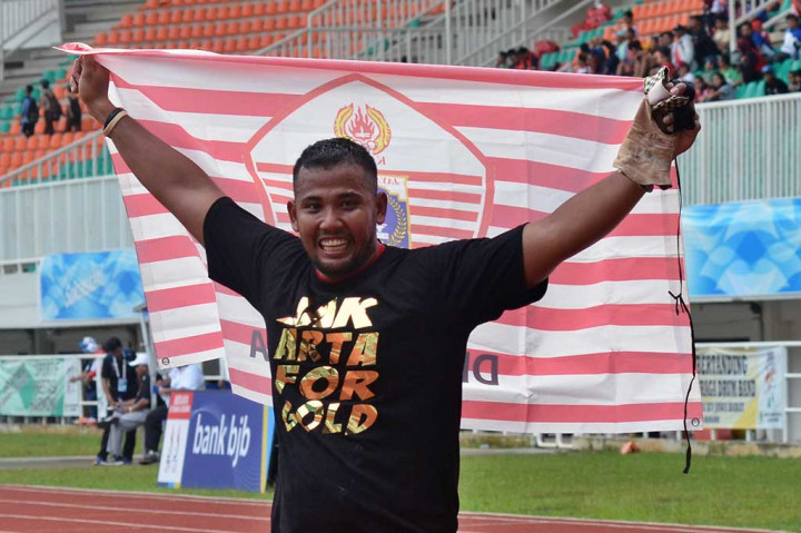 Ardiansah Apandi melakukan selebrasi usai memecahkan rekor PON.