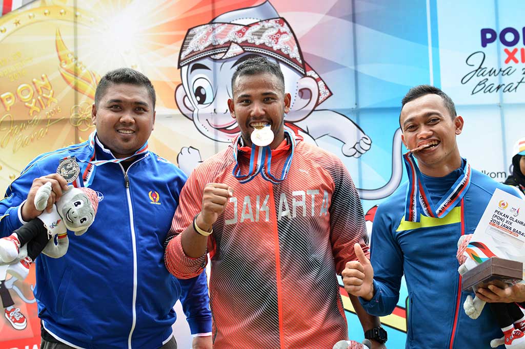 Ardiansah Apandi (tengah) bersama atlet Jabar Dudung Suhend (kiri), dan atlet Babel Tri Suhartomo menunjukkan medali yang diraihnya.
