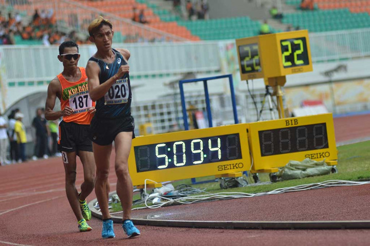 Atlet jalan cepat Jabar Hendro (kanan) dan atlet Kalbar Indra Abdul Kadir  memacu kecepatannya saat bertanding pada nomor 10.000 meter putra PON XIX.