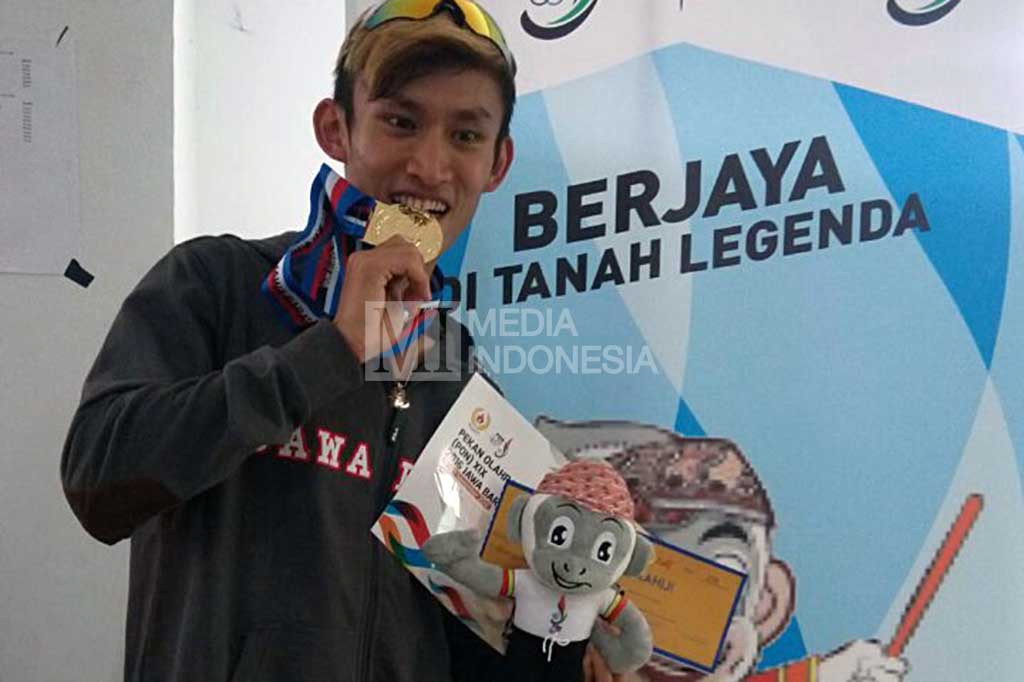 Hendro memamerkan medali emas yang diraihnya. MI/Dede Susianti