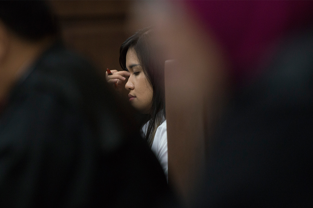 Jessica Kumala Wongso mendengarkan keterangan saksi saat persidangan ke-24 di Pengadilan Negeri Jakarta Pusat, Jakarta, Kamis (22/9/2016).