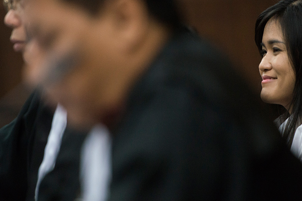 Terdakwa kasus kematian Wayan Mirna Salihin, Jessica Kumala Wongso, mendengarkan keterangan saksi saat persidangan ke-24 di Pengadilan Negeri Jakarta Pusat, Jakarta, Kamis (22/9/2016).