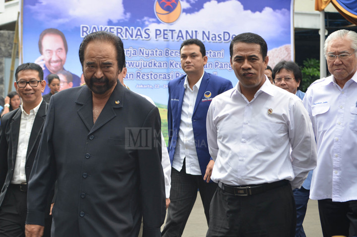 Surya Paloh ( kiri) bersama Menteri Perdagangan Enggartiasto Lukita (kanan) dan Menteri Pertanian Andi Amran Sulaiman menghadiri pembukaan rakernas Petani NasDem di Jakarta, Kamis (22/9/2016).