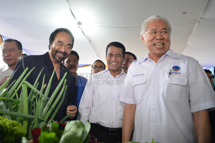 Surya Paloh (kedua kiri) bersama Menteri Perdagangan Enggartiasto Lukita (kanan), Menteri Pertanian Andi Amran Sulaiman (kedua kanan), dan Anggota Dewan Pertimbangan Presiden (Wantimpres) Jan Darmadi (kiri) menghadiri pembukaan rakernas Petani NasDem di Jakarta, Kamis (22/9/2016).
