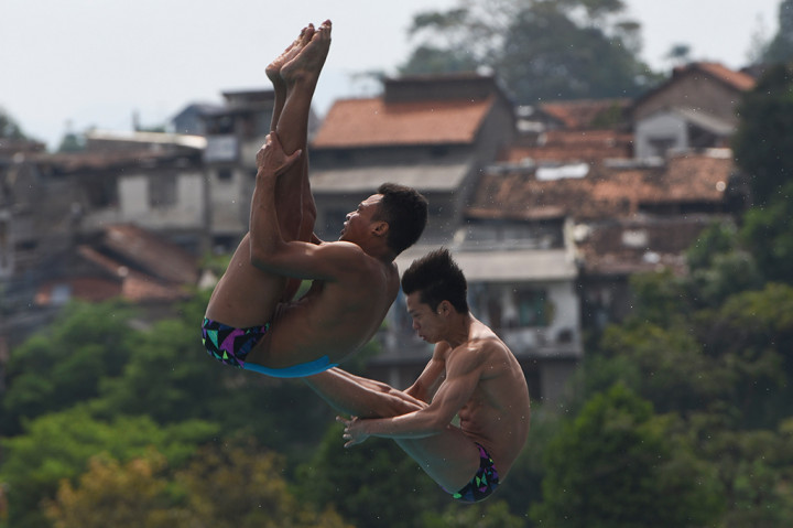 Atlet loncat indah putra DKI Jakarta Andriyan (kanan) dan Adityo Restu Putra (kiri) beraksi pada final nomor Menara Synchro Putra PON XIX di Gelanggang Renang FPOK UPI Bandung, Jabar, Kamis (22/9/2016).