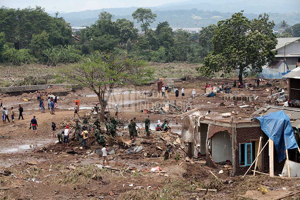 Kondisi pemukiman di bantaran Sungai Cimanuk yang luluh lantak diterjang banjir bandang di Desa Haurpanggung, Kecamatan Tarogong Kidul, Kabupaten Garut, Jawa Barat, Kamis (22/9).