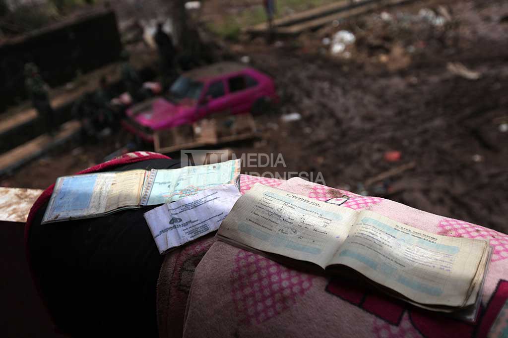 Surat tanda bukti kepemilikan kendaraan bermotor (BPKB) dijemur warga usai terendam banjir bandang.