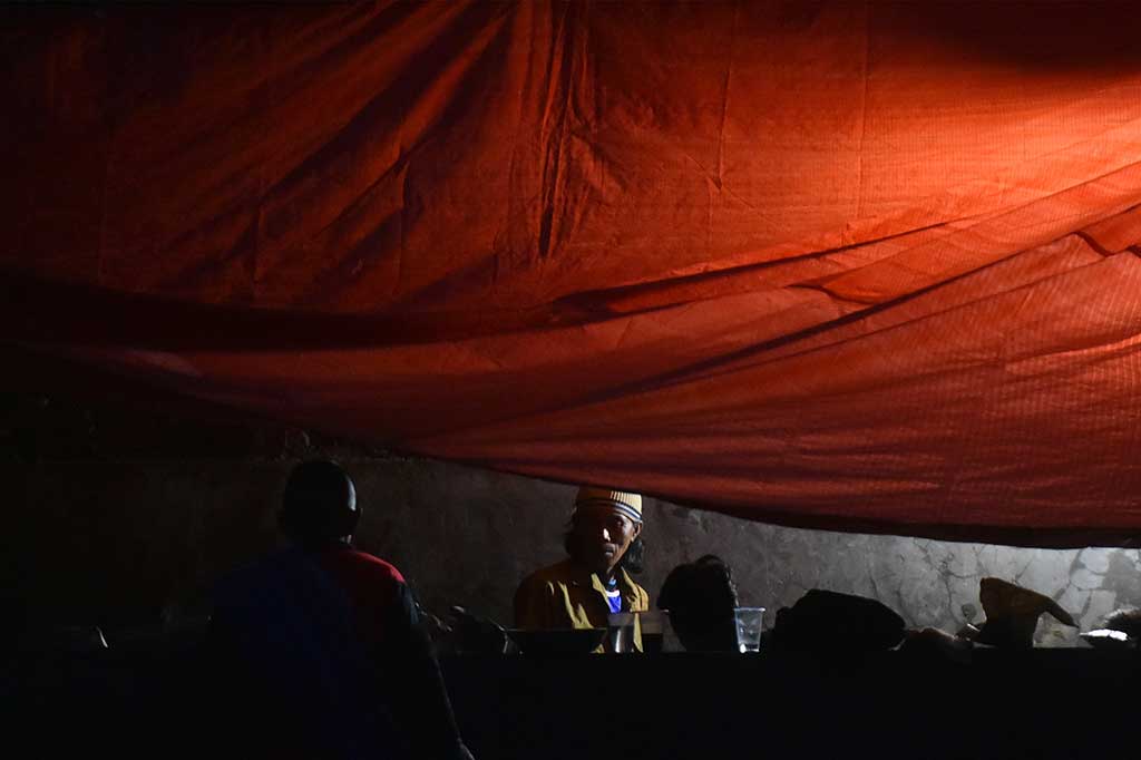 Warga korban banjir bandang berada di tenda Kawasan Kampung Cimacan, Tarogong.