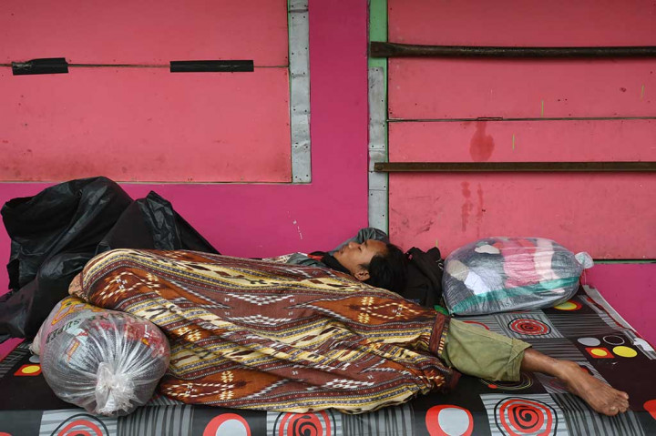 Warga korban banjir bandang tidur di depan toko Kawasan Kampung Cimacan, Tarogong.