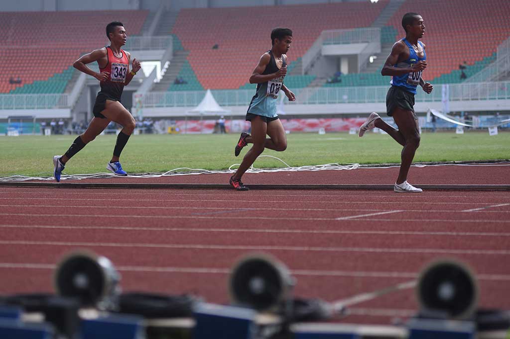Agus Prayogo memacu kecepatan untuk meninggalkan lawan-lawannya.