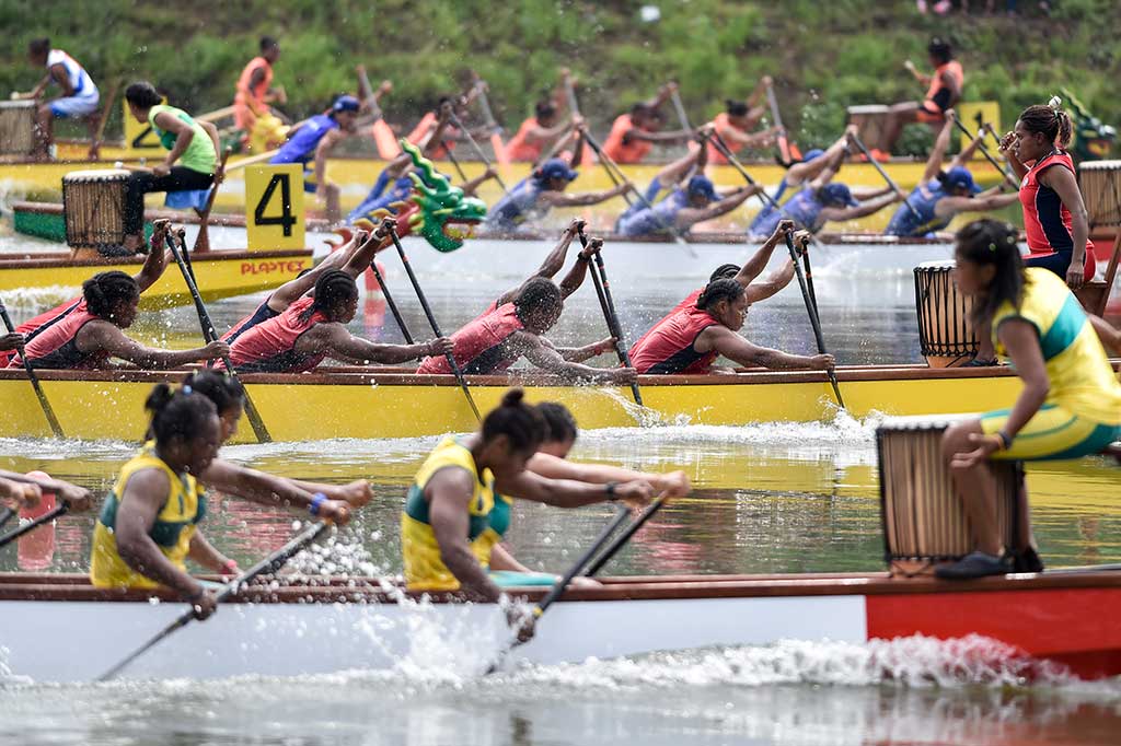 Sejumlah tim perahu naga saling beradu kecepatan pada final nomor Perahu Naga 10 Orang Putri 1.000 Meter.