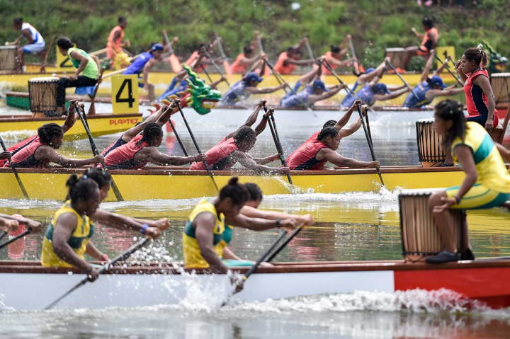 Sejumlah tim perahu naga saling beradu kecepatan pada final nomor Perahu Naga 10 Orang Putri 1.000 Meter.