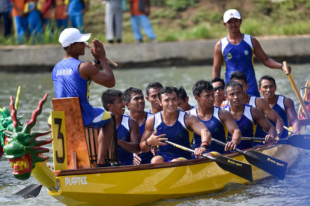 Tim perahu naga Jabar melakukan selebrasi usai memenangi nomor Perahu Naga 10 Orang Putra 1.000 Meter.
