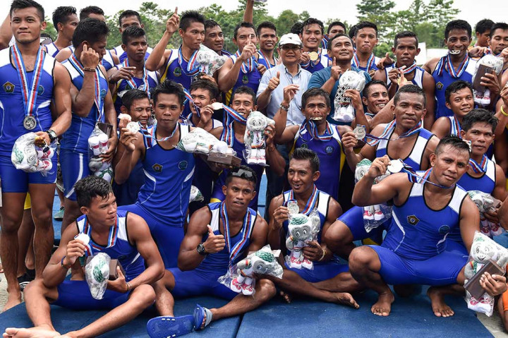 Tim perahu naga Jabar menunjukkan medali usai memenangi nomor Perahu Naga 20 Orang Putra 1.000 Meter.