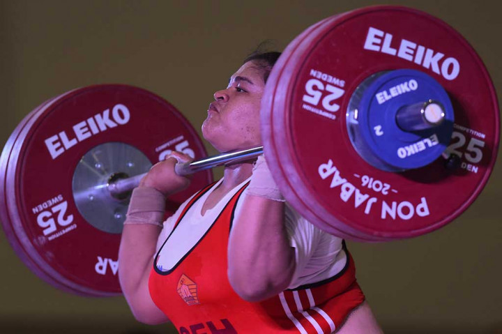Nurul Akmal mencoba mengangkat barbel pada final kelas +75 Kg putri PON XIX.