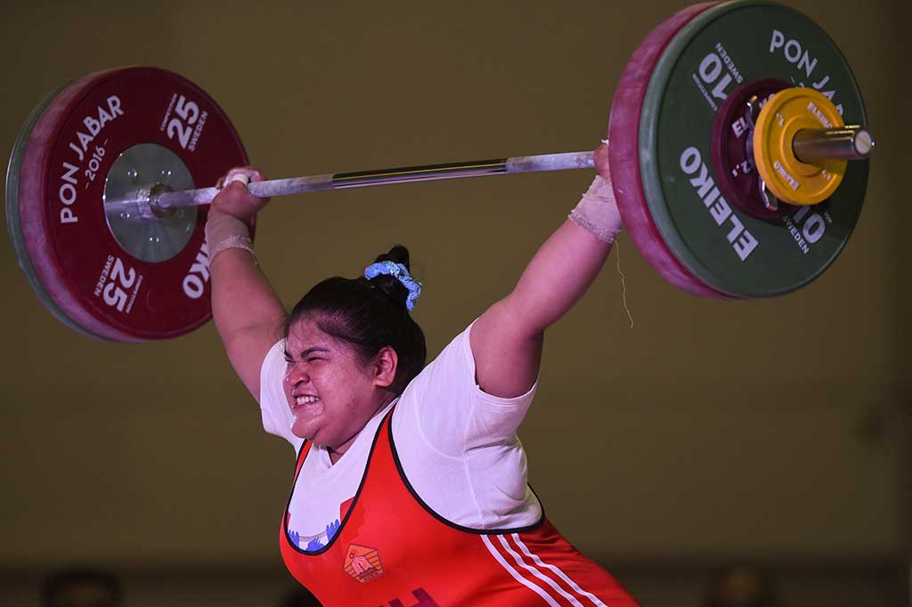 Nurul berhasil mengangkat barbel pada final kelas +75 Kg putri.