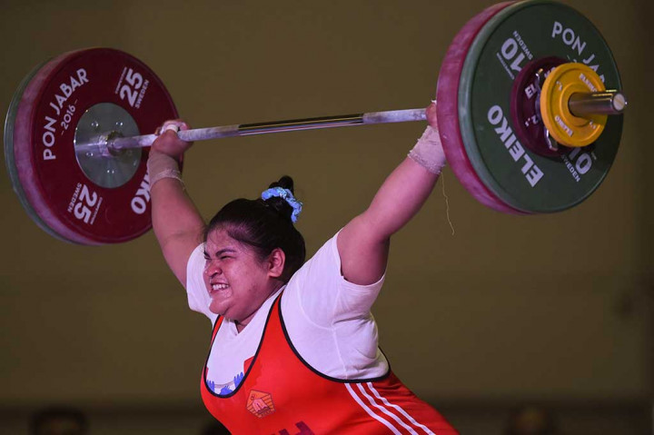 Nurul berhasil mengangkat barbel pada final kelas +75 Kg putri.