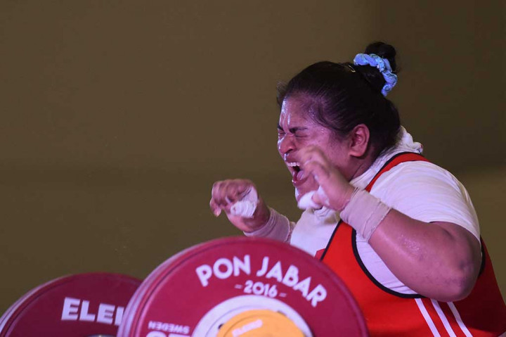 Ekspresi Nurul saat berhasil memecahkan rekor nasional kelas +75 Kg putri.