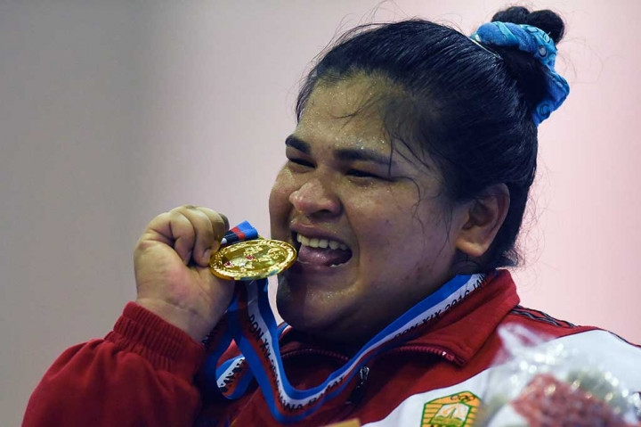 Nurul menunjukkan medali emas yang diraihnya.