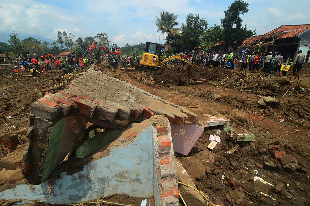 Tim SAR gabungan dibantu alat berat melakukan pencarian korban banjir di Kampung Lapang Paris, Sukakarya, Tarogong Kidul, Garut.