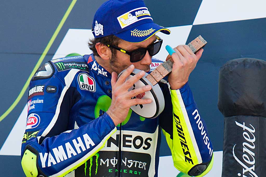 Sementara Rossi melengkapi panggung podium dengan finis di urutan ketiga.