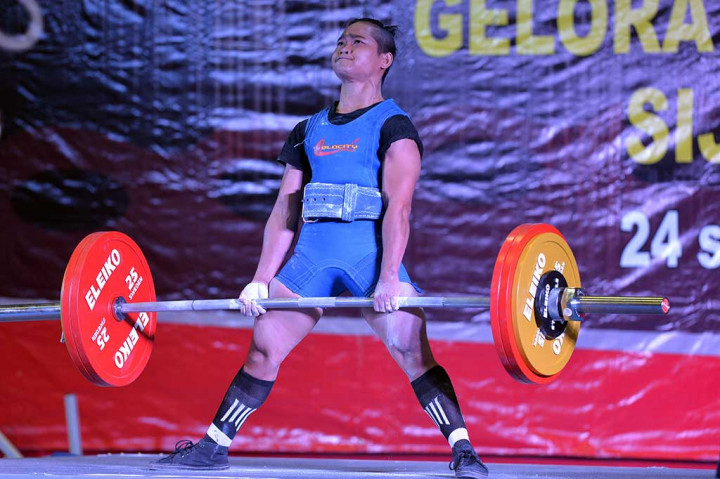 Atlet angkat berat Kaltim Widari melakukan angkatan dead lift dalam final kelas 47 Kg putri PON XIX di Gelora Sabilulungan Si Jalak Harupat, Kabupaten Bandung, Jabar, Minggu (25/9/2016).