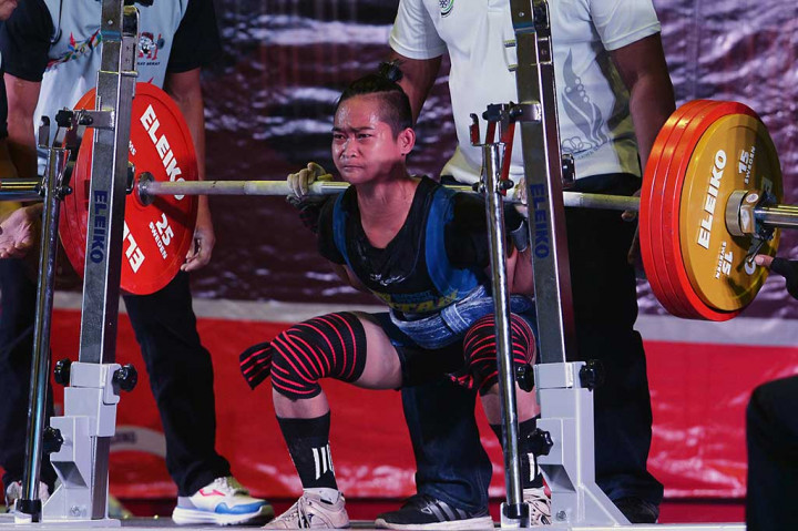 Widari melakukan angkatan squat.