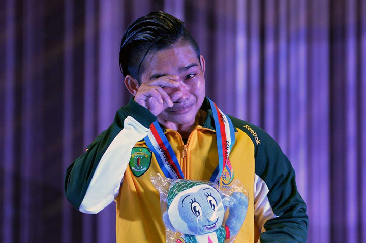 Widari mengusap air matanya saat menerima pengalungan medali emas.
