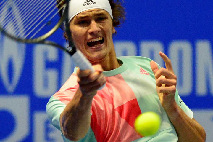 Alexander Zverev melancarkan smes ke arah Stanislas Wawrinka.