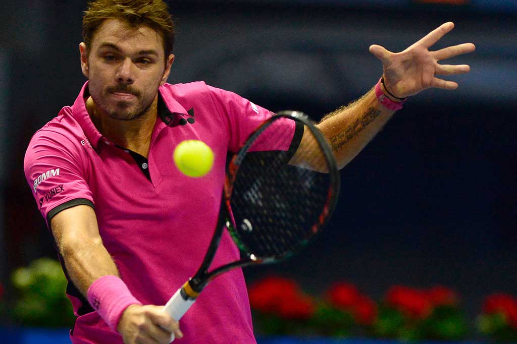 Wawrinka mencoba mengembalikan bola ke Zverev.