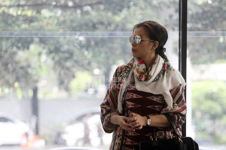 Istri Irman Gusman, Liestyana Rizal mendatangi Gedung KPK.