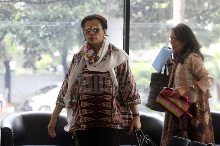 Istri Irman Gusman, Liestyana Rizal mendatangi Gedung KPK.