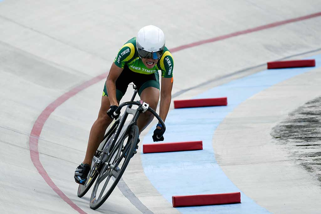 Atlet balap sepeda putri Jatim Elga Kharisma Novanda memacu sepedanya pada final nomor 500 M Time Trial Putri PON XIX.