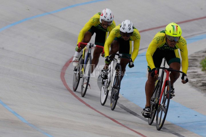 Tim balap sepeda Daerah Istimewa Yogyakarta (dari depan) Samai, M Nurfathoni dan Fatahillah Abdullah memacu kecepatan ketika mengikuti balap sepeda track elit putra nomor tim sprint di Velodrome Munaip Saleh, Cimahi, Senin (26/9/2016).
