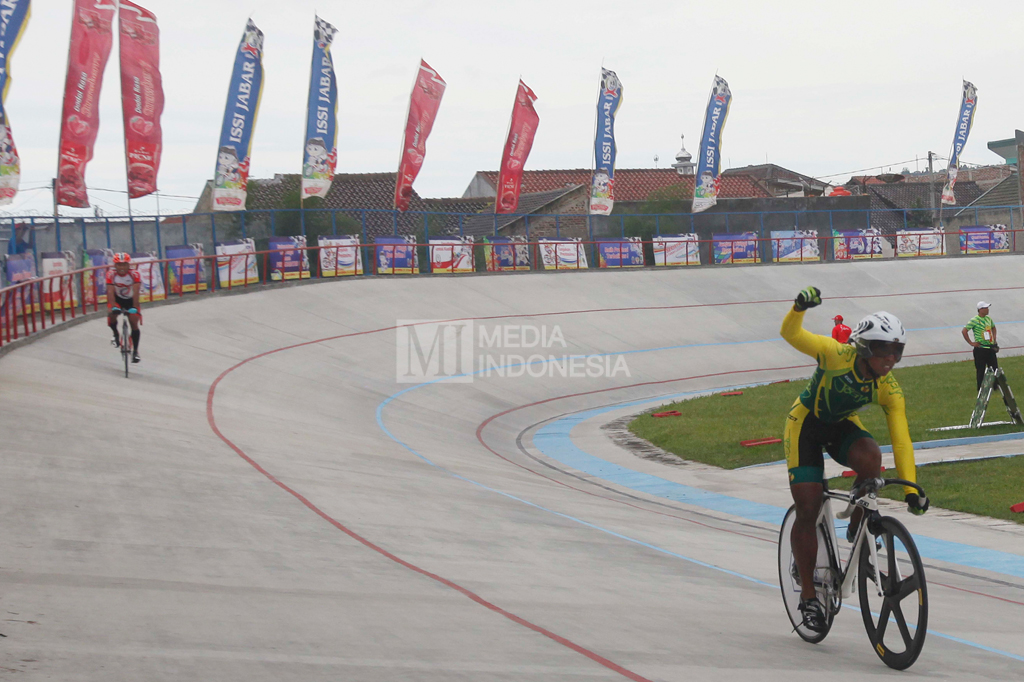 Pebalap sepeda Daerah Istimewa Yogyakarta Fatahillah Abdullah berekspresi usai memenangkan balap sepeda track elit putra nomor tim sprint di Velodrome Munaip Saleh, Cimahi.