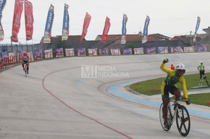 Pebalap sepeda Daerah Istimewa Yogyakarta Fatahillah Abdullah berekspresi usai memenangkan balap sepeda track elit putra nomor tim sprint di Velodrome Munaip Saleh, Cimahi.