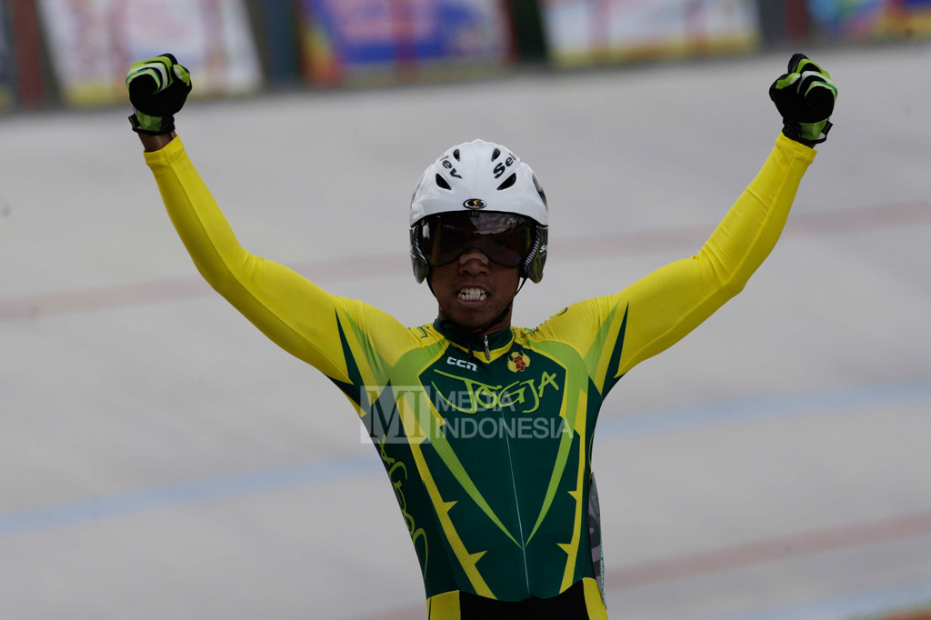 Pebalap sepeda Daerah Istimewa Yogyakarta Fatahillah Abdullah berekspresi usai memenangkan balap sepeda track elit putra nomor tim sprint di Velodrome Munaip Saleh, Cimahi.