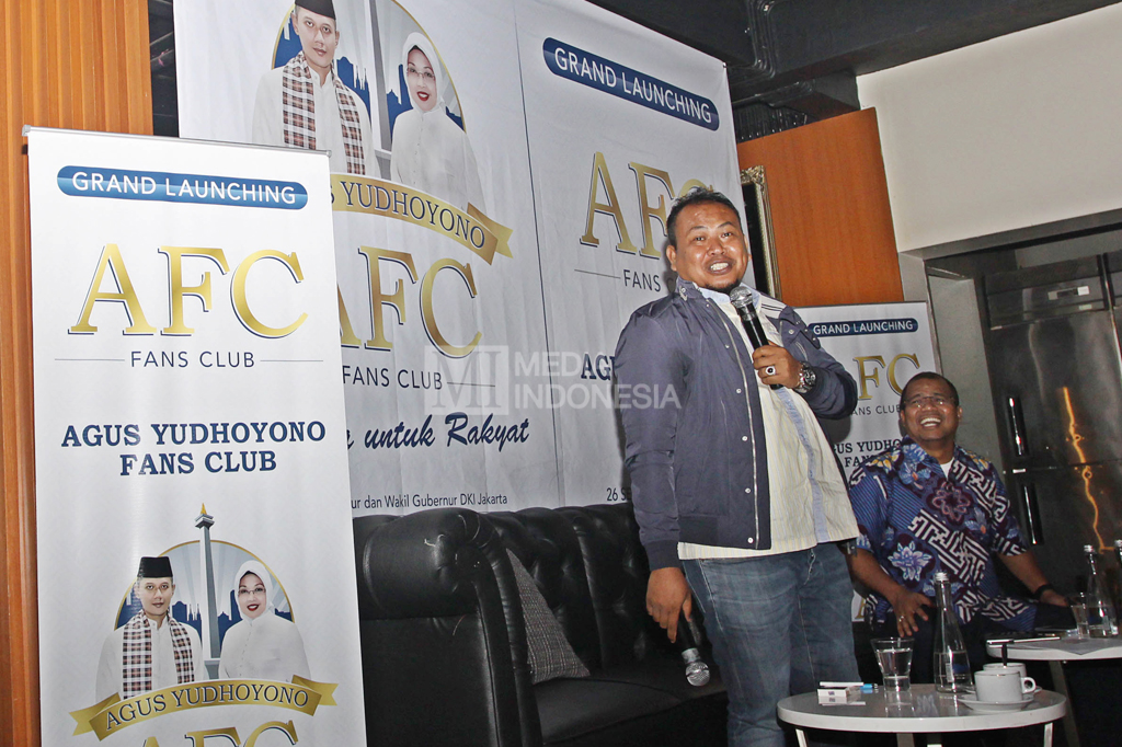 Ketua Koordinator Agus Yudhoyono Fans Club (AFC) Sirajuddin Abdul Wahab (kiri) bersama Sekretaris Koordinator Agus Yudhoyono Fans Club (AFC) Muhammad Rifai Darus mendeklarasikan dukungannya kepada calon Gubernur DKI Jakarta Agus Harimurti Yudhoyono.